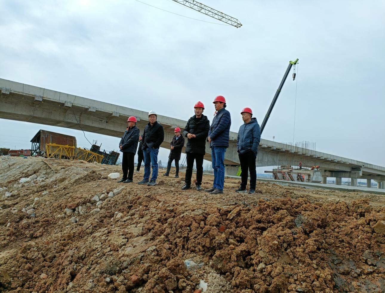 集团企业副总经理汤世才赴G236青通河桥督导项目建设情况